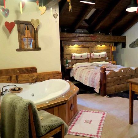 Romantica Suite Con Vasca Idromassaggio อาออสตา ภายนอก รูปภาพ