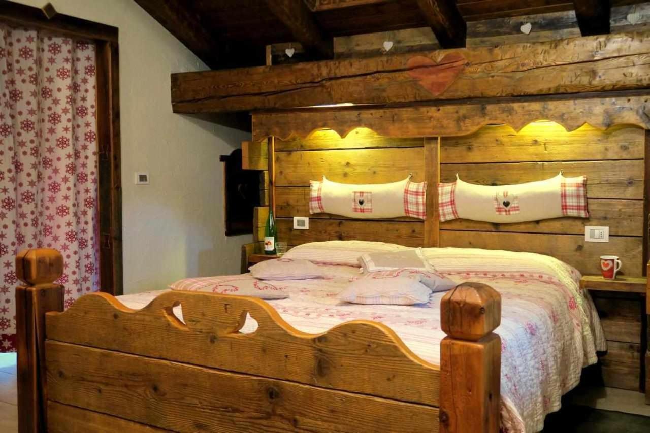 Romantica Suite Con Vasca Idromassaggio อาออสตา ภายนอก รูปภาพ