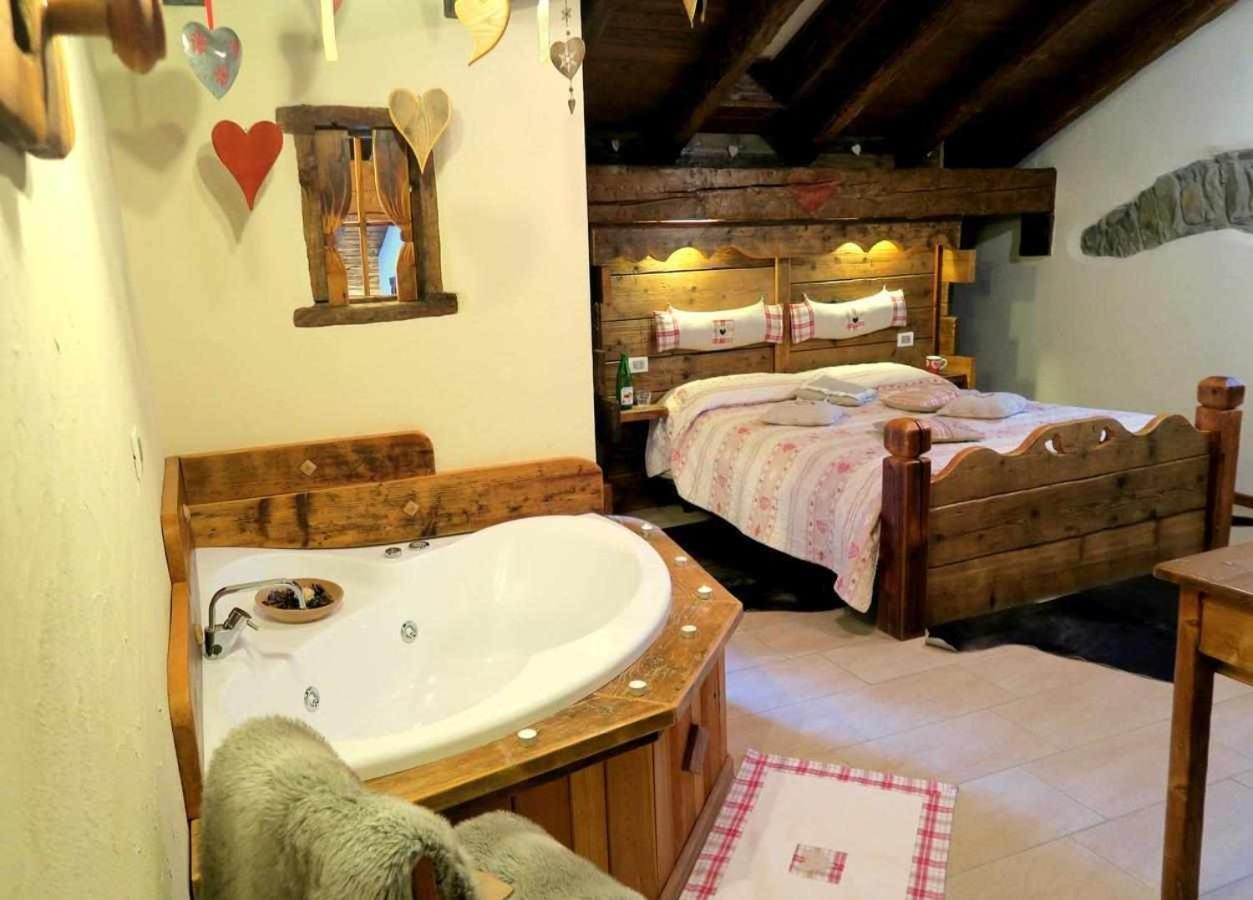 Romantica Suite Con Vasca Idromassaggio อาออสตา ภายนอก รูปภาพ