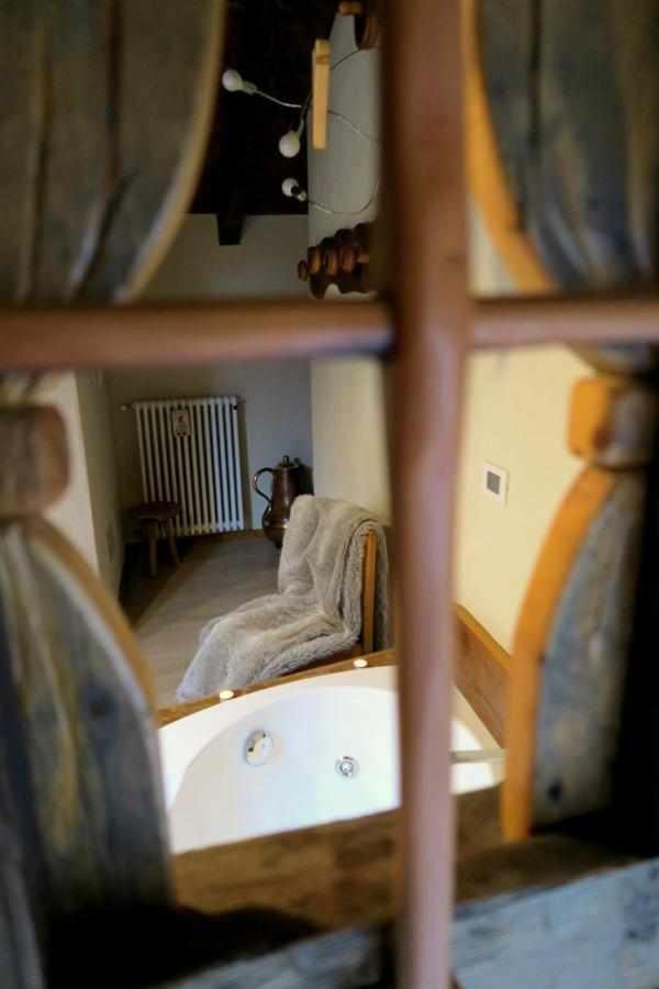 Romantica Suite Con Vasca Idromassaggio อาออสตา ภายนอก รูปภาพ